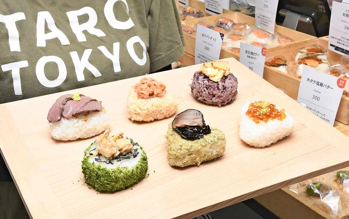 Cơm nắm của Taro Tokyo Onigiri với đa dạng các loại nhân được phủ bên trên cơm taro-tokyo-onigiri